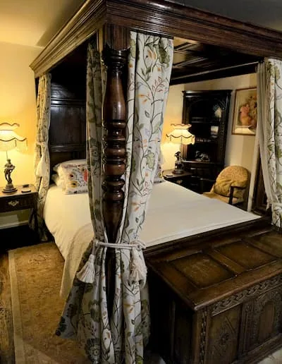 Four Poster Bed in The Firecat